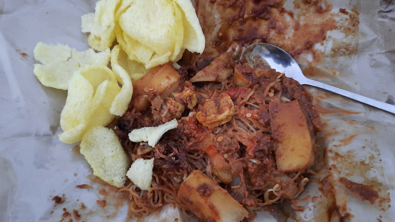 A plate of ketoprak with tofu, vermicelli and peanut sauce.